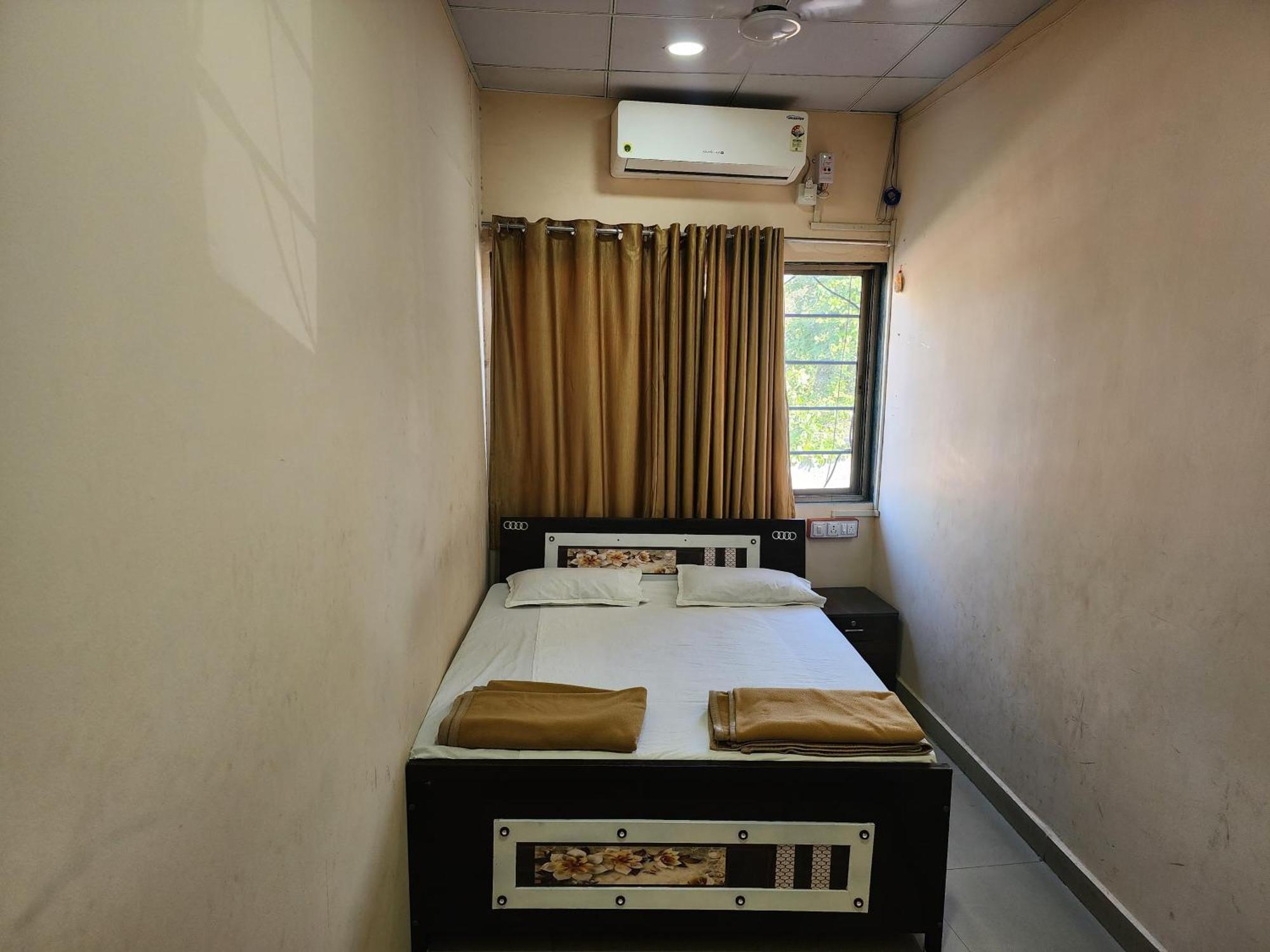 Hotel Diamond Ac Dormitory And Guest House Surat Exterior foto