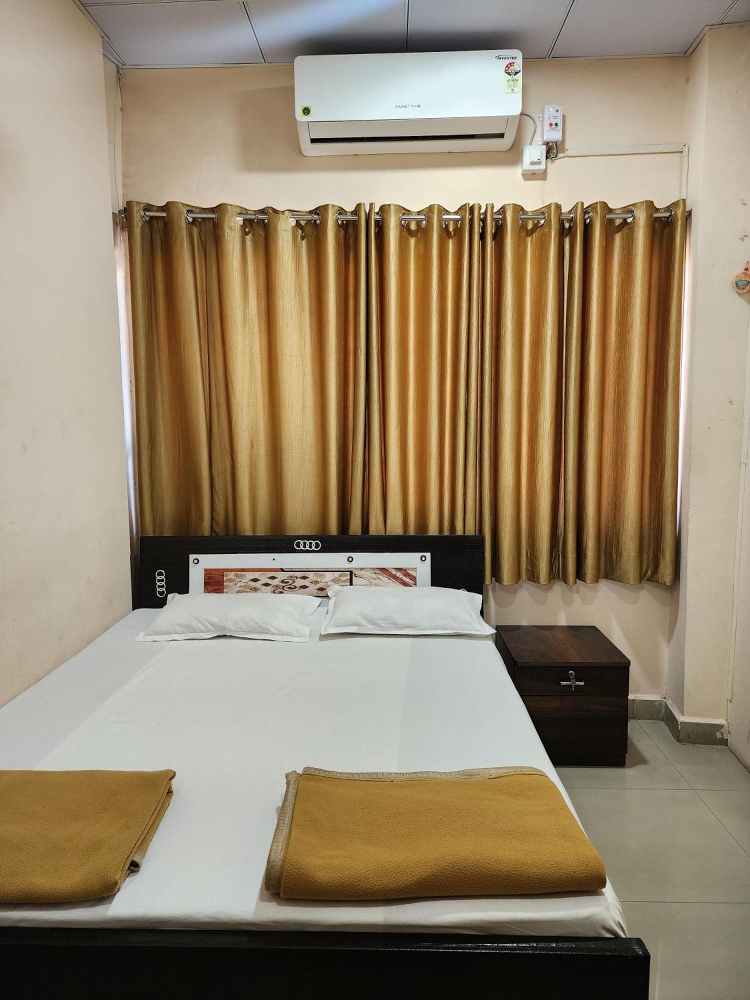 Hotel Diamond Ac Dormitory And Guest House Surat Exterior foto