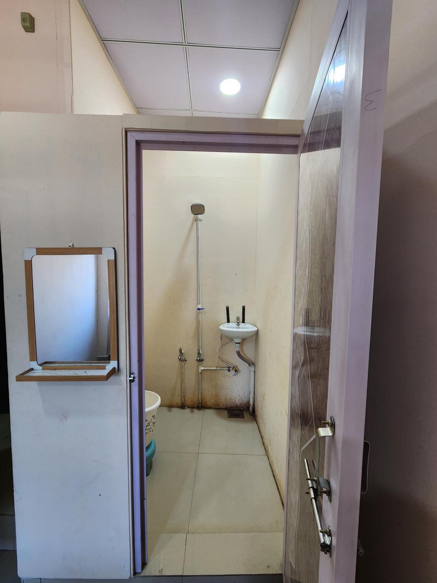 Hotel Diamond Ac Dormitory And Guest House Surat Exterior foto