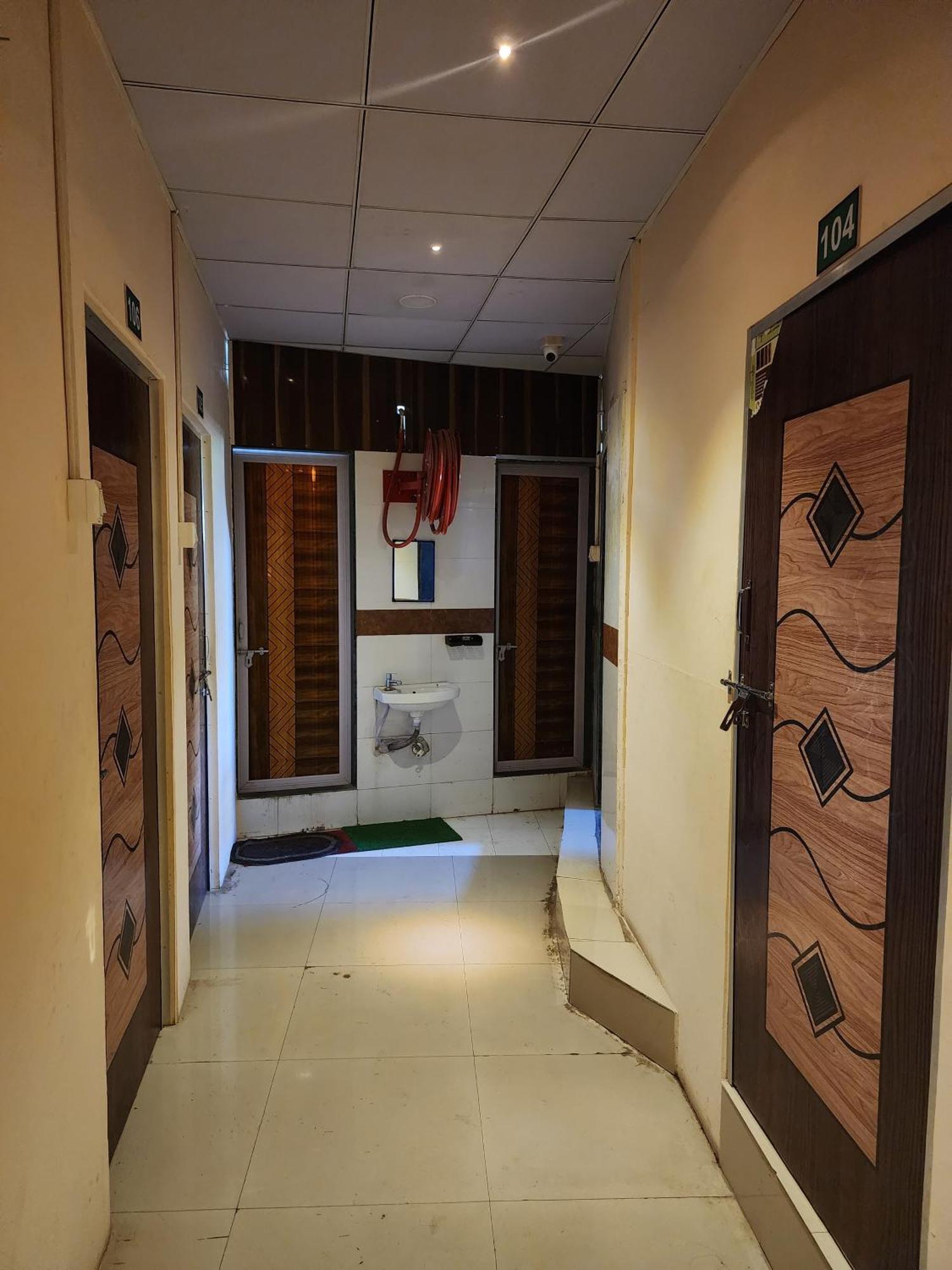 Hotel Diamond Ac Dormitory And Guest House Surat Exterior foto