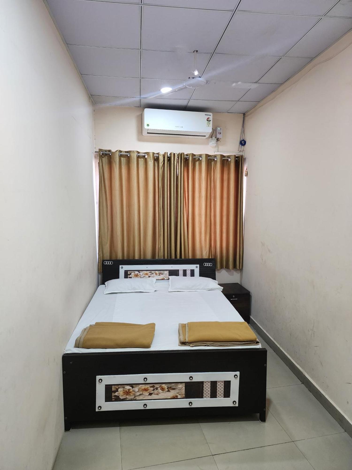 Hotel Diamond Ac Dormitory And Guest House Surat Exterior foto