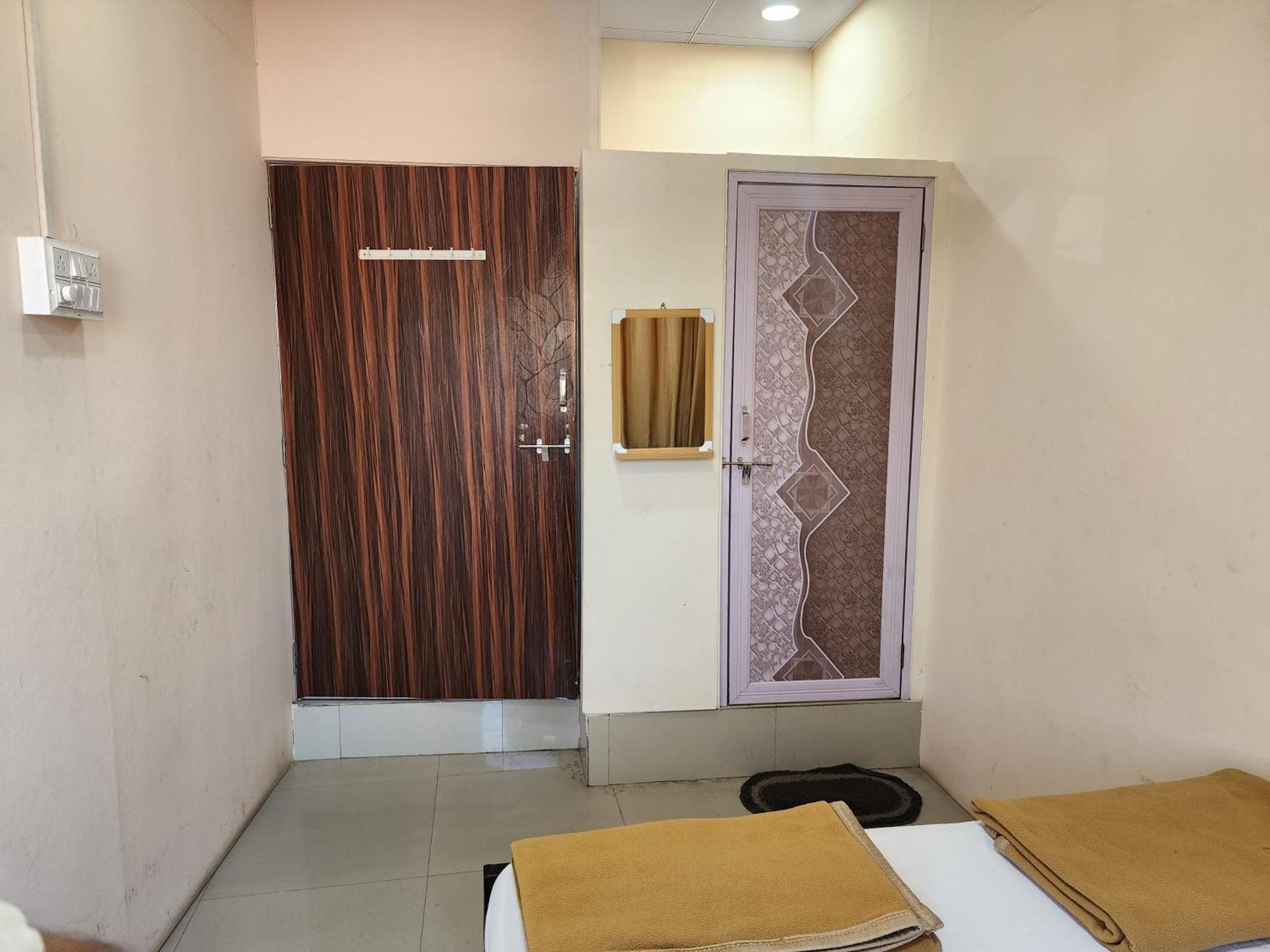 Hotel Diamond Ac Dormitory And Guest House Surat Exterior foto